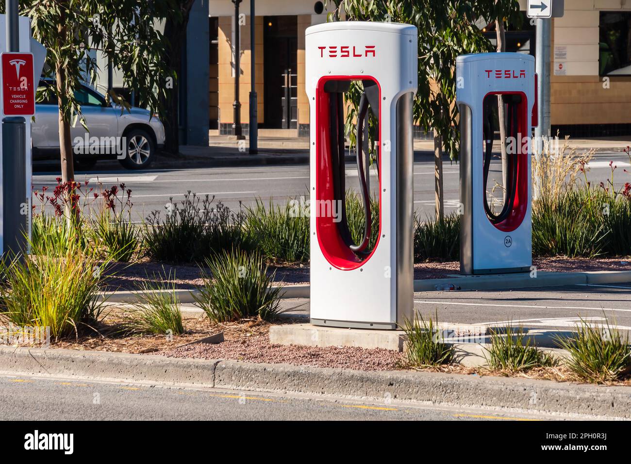 Adelaide CBD, Australia - 23 agosto 2019: Stazione di ricarica gratuita Tesla Cars Super Charger EV nel centro di Adelaide in Franklin Street in un giorno Foto Stock