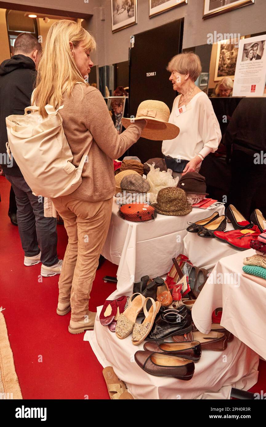 Amburgo, Germania. 25th Mar, 2023. Un cacciatore di affari prova su un cappello durante una vendita di beneficio al teatro di Hamburger Kammerspiele. La proprietà della coppia di attori Nadja Tiller e Walter Giller è stata venduta a beneficio di Amburgo Leuchtfeuer. Credit: Georg Wendt/dpa/Alamy Live News Foto Stock