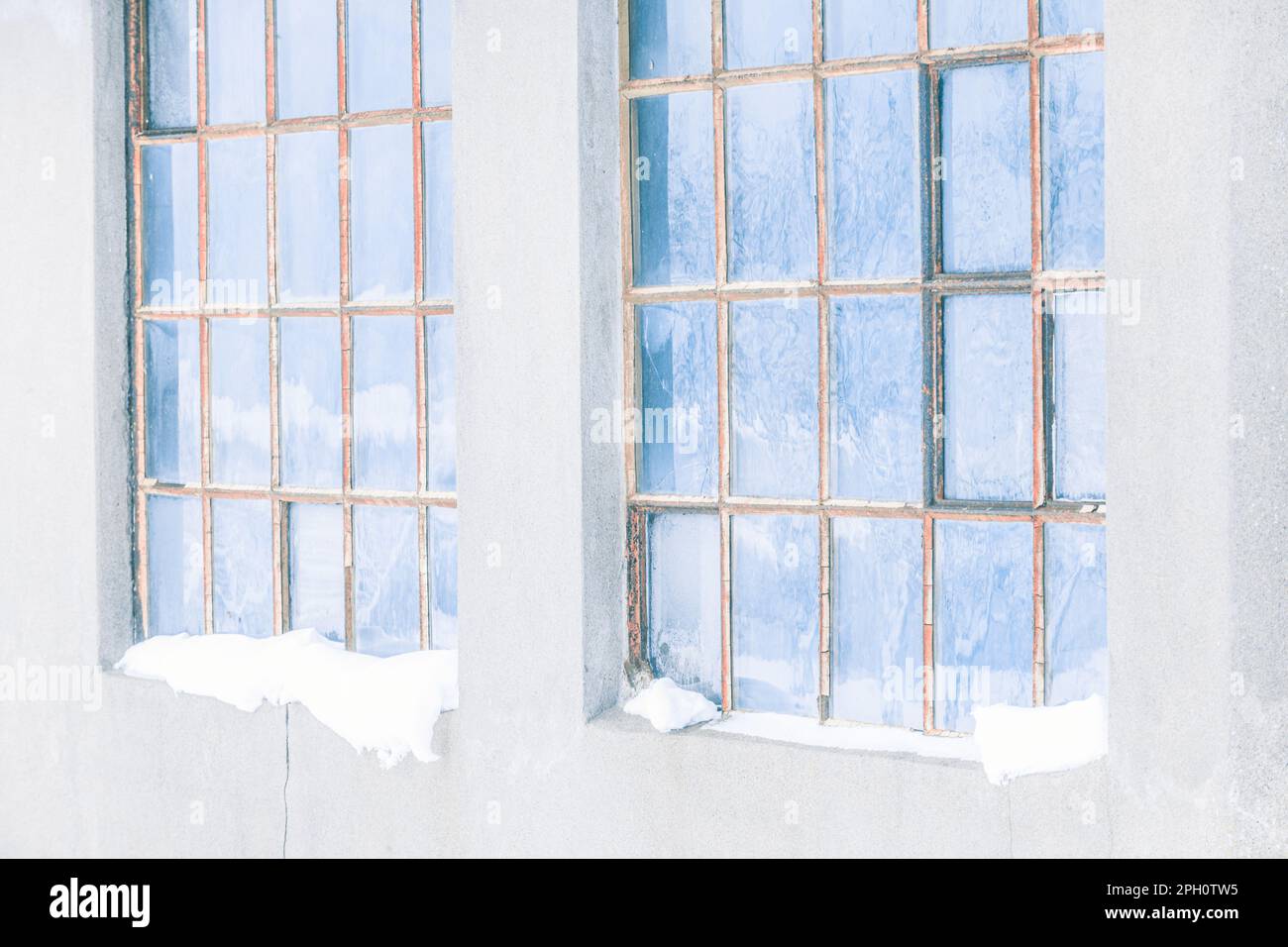 Un vecchio e logoro edificio in Svezia immerso nella luce blu del luminoso giorno all'esterno, si erge come un ricordo storico del passato industriale countrys. Foto Stock