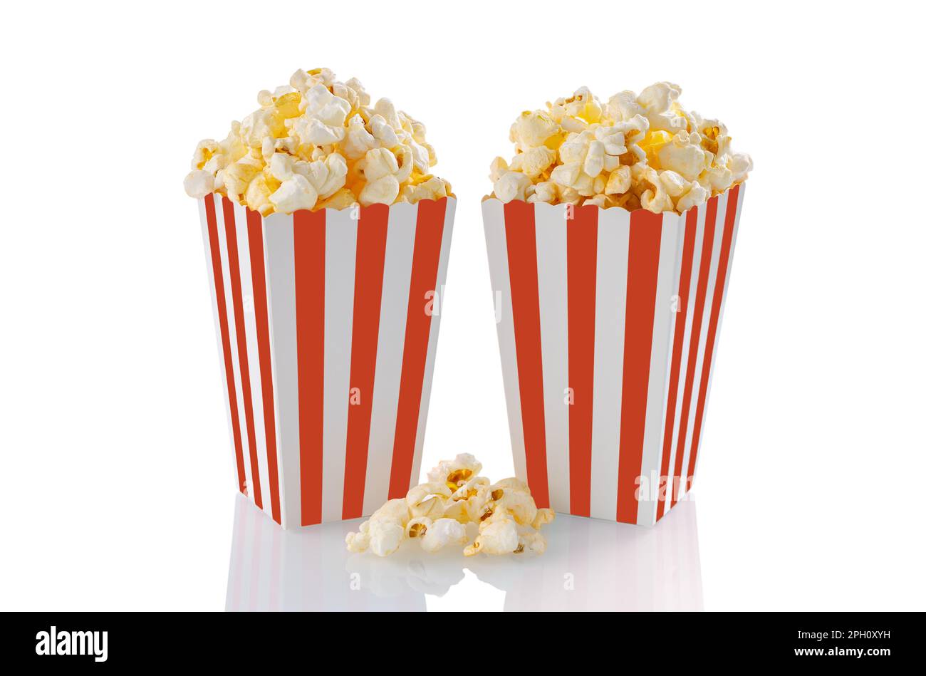 Due secchi in cartone a strisce bianche rosse con gustosi popcorn al formaggio, isolati su sfondo bianco. Scatola con dispersione di grani di popcorn. Film, cinema e. Foto Stock