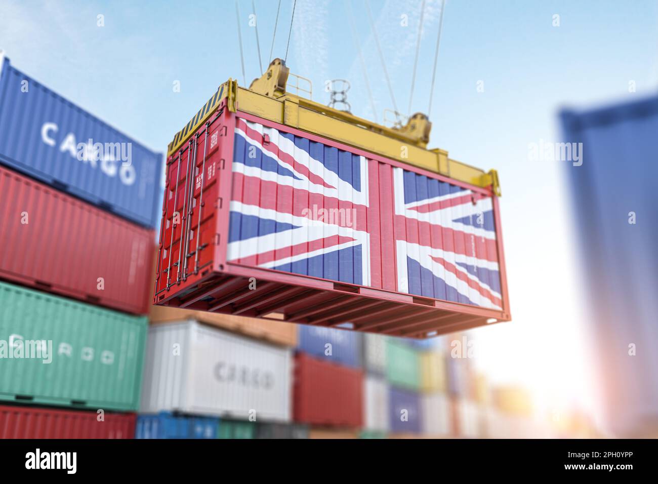 Contenitore per spedizioni di merci con bandiera del Regno Unito in un porto. Produzione, consegna, spedizione e trasporto di prodotti del Regno Unito concep Foto Stock