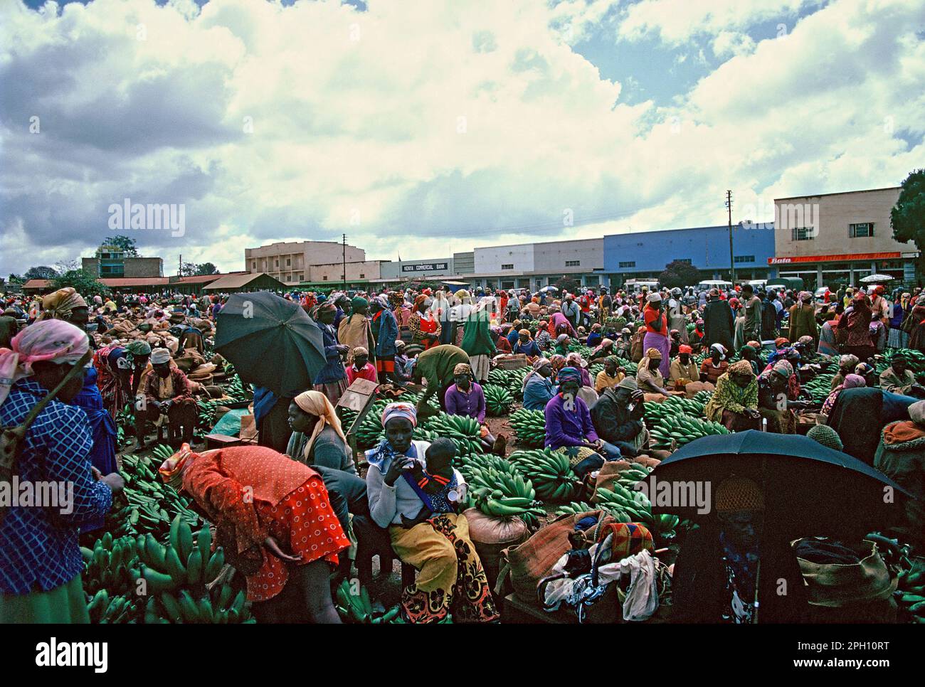 Kenya. Compratori & venditori al mercato di Banana. Foto Stock