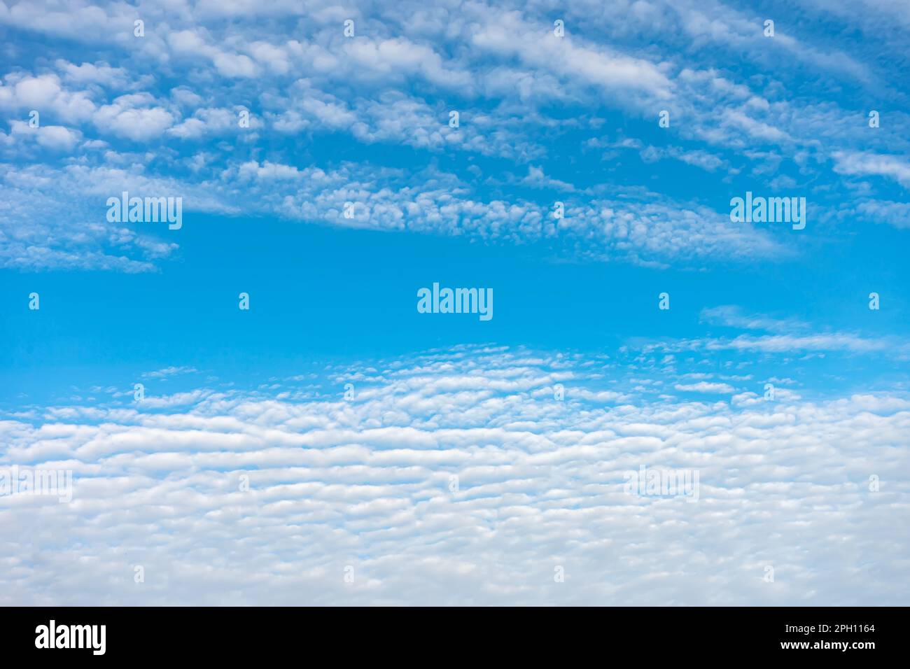 Cielo blu con nuvole bianche nelle giornate di sole. Bellezza cielo nuvoloso chiaro al sole aria calma sullo sfondo. Texture di sfondo naturale. Foto Stock