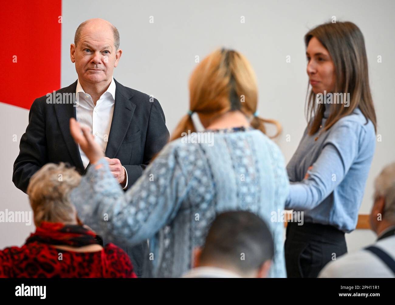 25 marzo 2023, Brandeburgo, Potsdam: Il Cancelliere tedesco OLAF Scholz (DOCUP) partecipa a una discussione dei cittadini al Bürgerhaus am Schlaatz. Il round è il preludio ai colloqui di quest'anno di Scholz nel suo distretto elettorale di Potsdam. Foto: Jens Kalaene/dpa Foto Stock