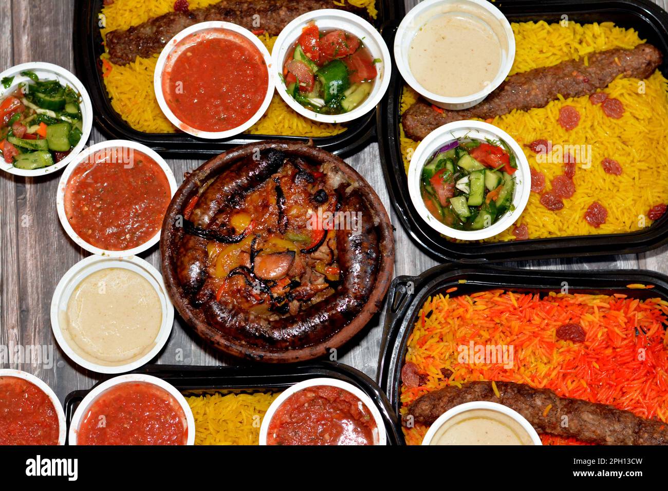 Tradizionale egiziano manzo Kofta, kebab e tarb kofta shish con miscela di carne di agnello, salsiccia di budello farro ripieno di riso, kawareh trotters mucca Foto Stock