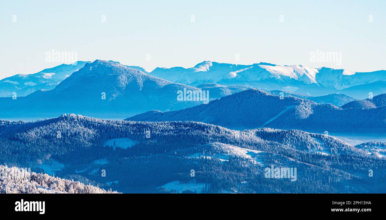 Velky Choc e basso Tatra con Chopok collina da Velka Raca collina in inverno Kysucke Beskydy montagne sul slovacco - confine polacco Foto Stock