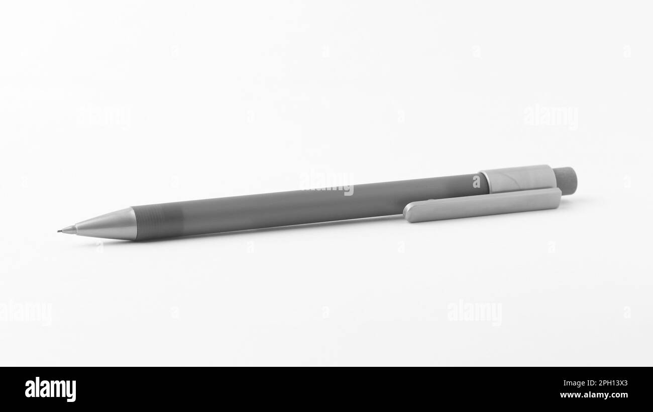 matita meccanica isolata su sfondo bianco, utilizzata per disegni artistici o scrittura dall'aspetto pulito, modello mock-up per la progettazione grafica, soft-focus Foto Stock