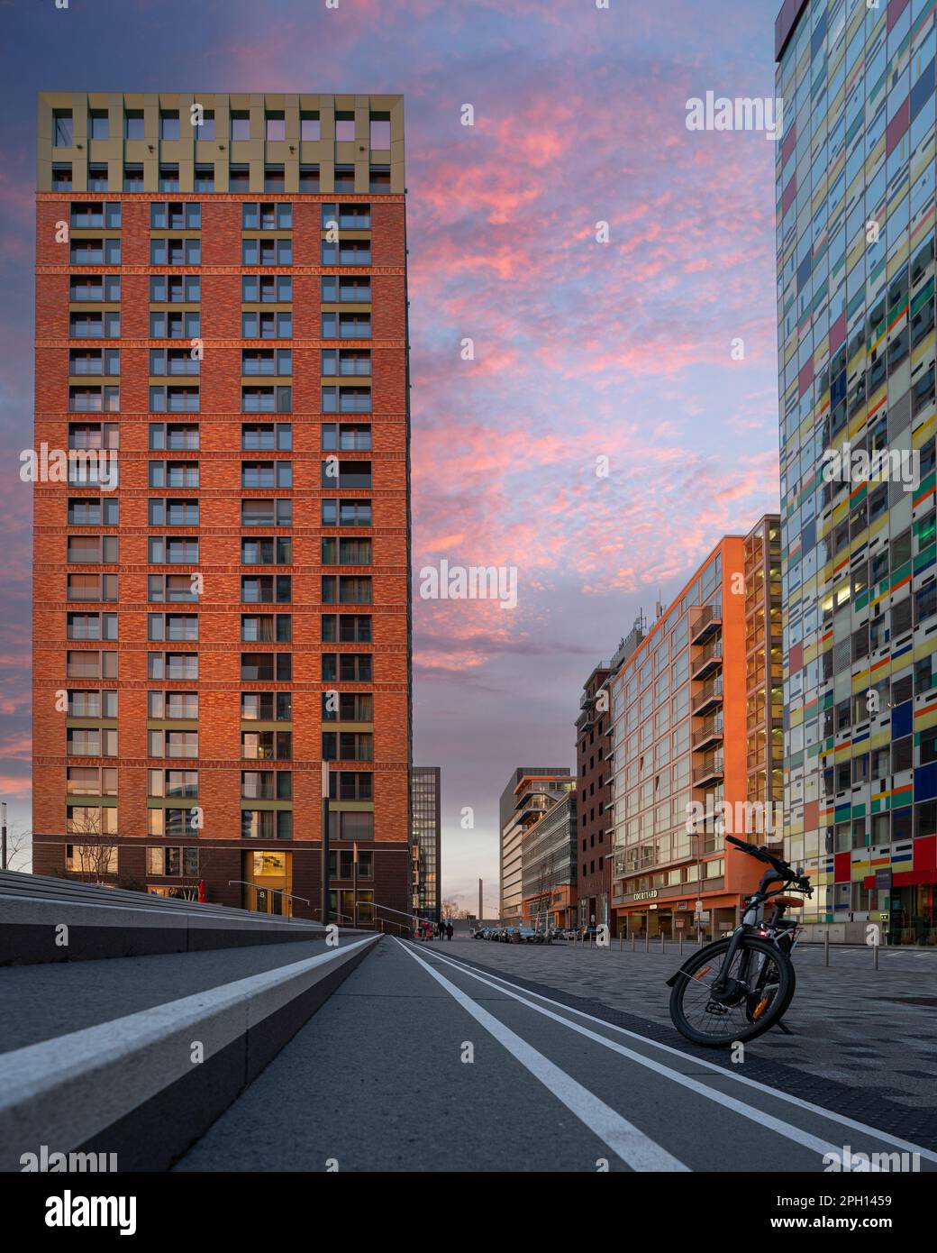 DUSSELDORF, GERMANIA - 13 MARZO 2023: Immagine panoramica degli edifici moderni nel porto dei media di Dusseldorf il 13 marzo 2023 in Germania, Europa Foto Stock