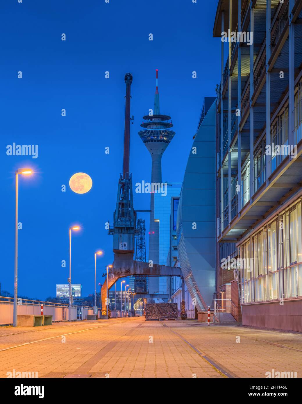 DUSSELDORF, GERMANIA - 13 MARZO 2023: Immagine panoramica degli edifici moderni nel porto dei media di Dusseldorf il 13 marzo 2023 in Germania, Europa Foto Stock