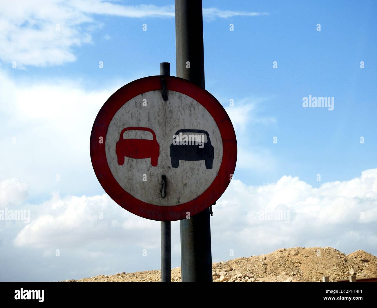 Un cartello stradale laterale per impedire il passaggio, la zona di non passaggio, il sorpasso, non superare la zona del veicolo, zona di guida pericolosa nella città di Giza in E. Foto Stock