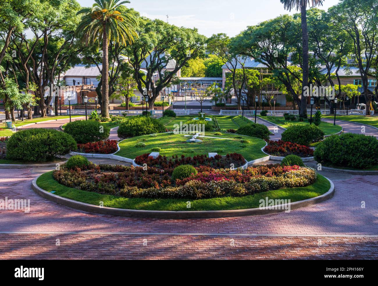 Orologio floreale e giardini Plaza Mitre intorno alla Cattedrale di San Isidro fuori Buenos Aires in Argentina Foto Stock