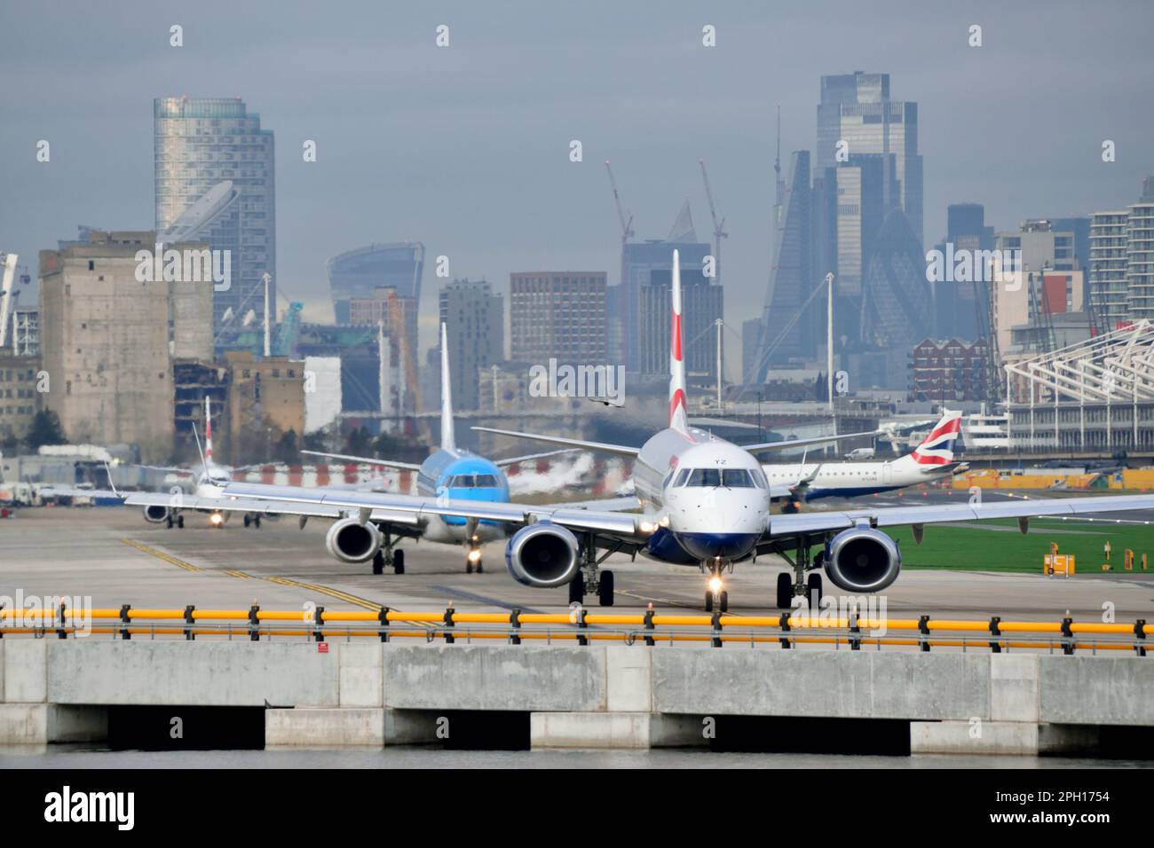 Aerei che tassano all'aeroporto di London City Foto Stock