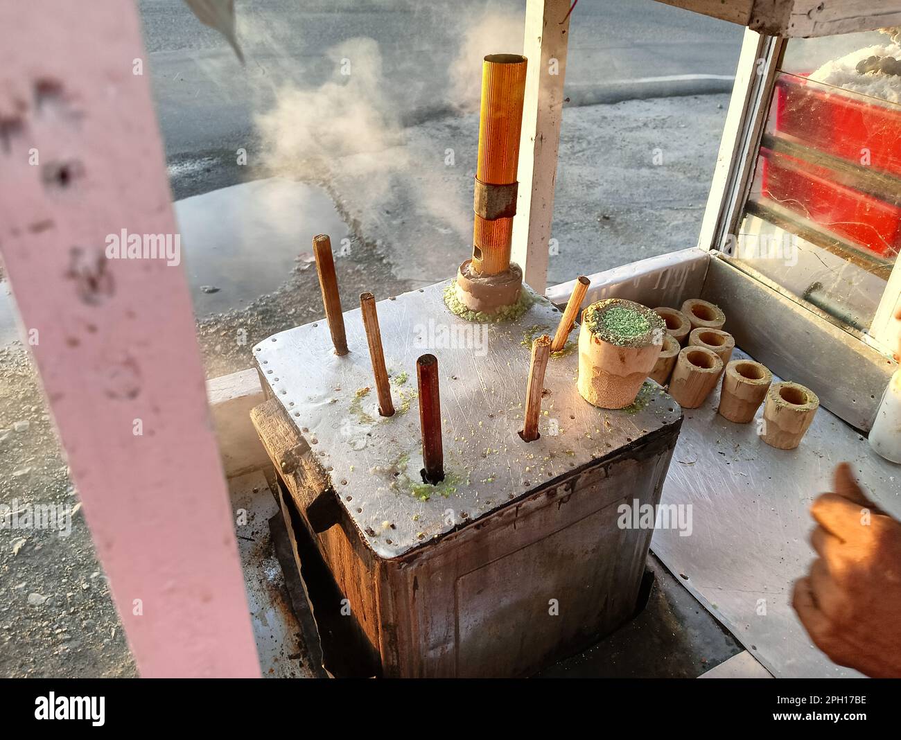La torta Putu è un tipo di spuntino tradizionale indonesiano in forma di torta riempita con zucchero di palma, ricoperta di cocco grattugiato e riso a grani grossi fl Foto Stock