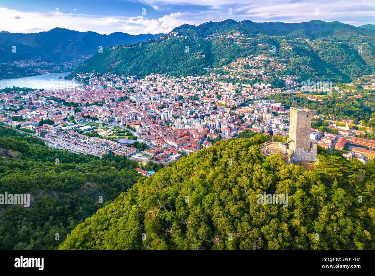 Vista aerea della città di Como e della torre Baradello, regione Lombardia d'Italia Foto Stock