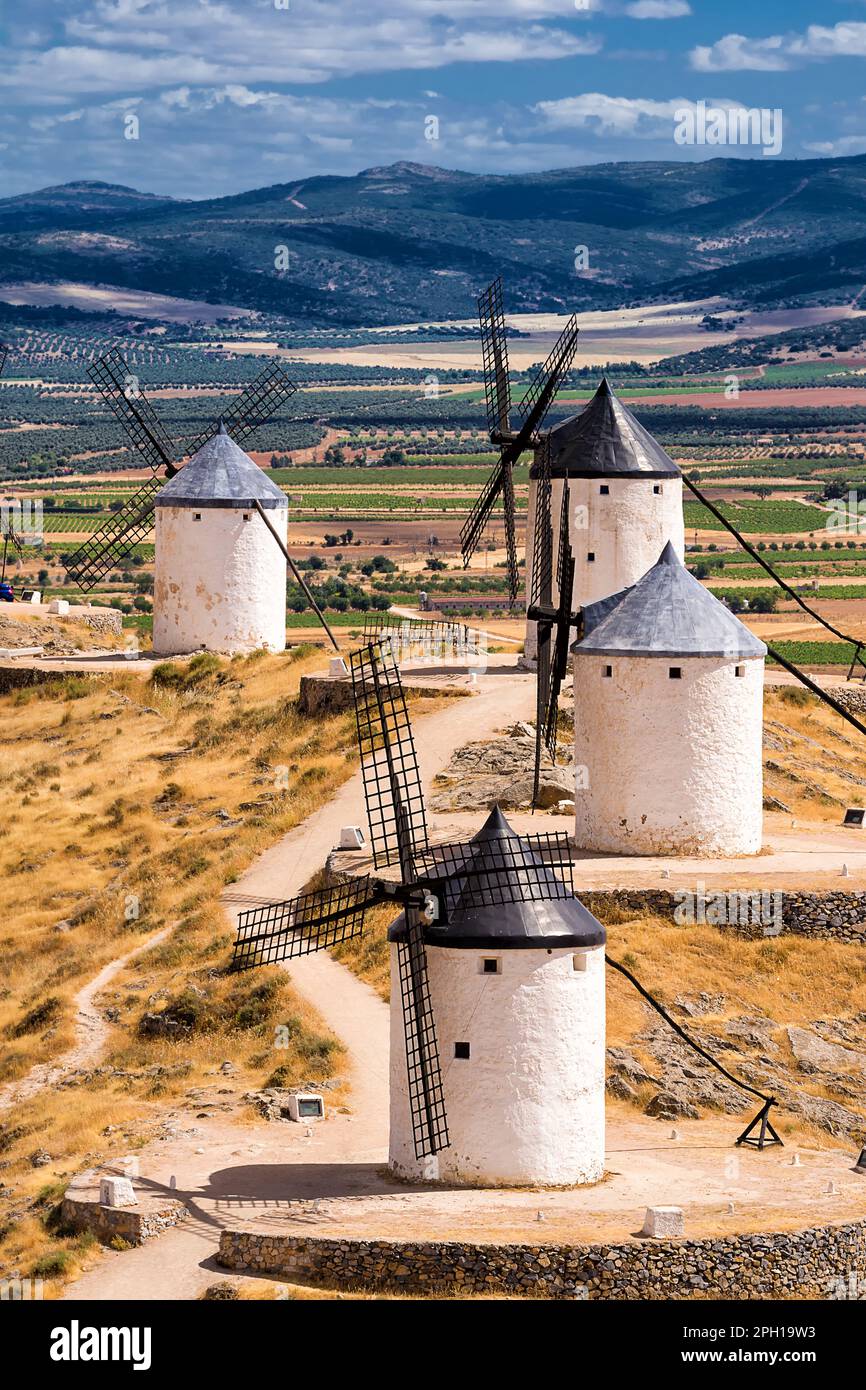 Serie di mulino a vento di Consuegra sulla collina e sullo sfondo la pianura di la Mancha (Spagna) Foto Stock