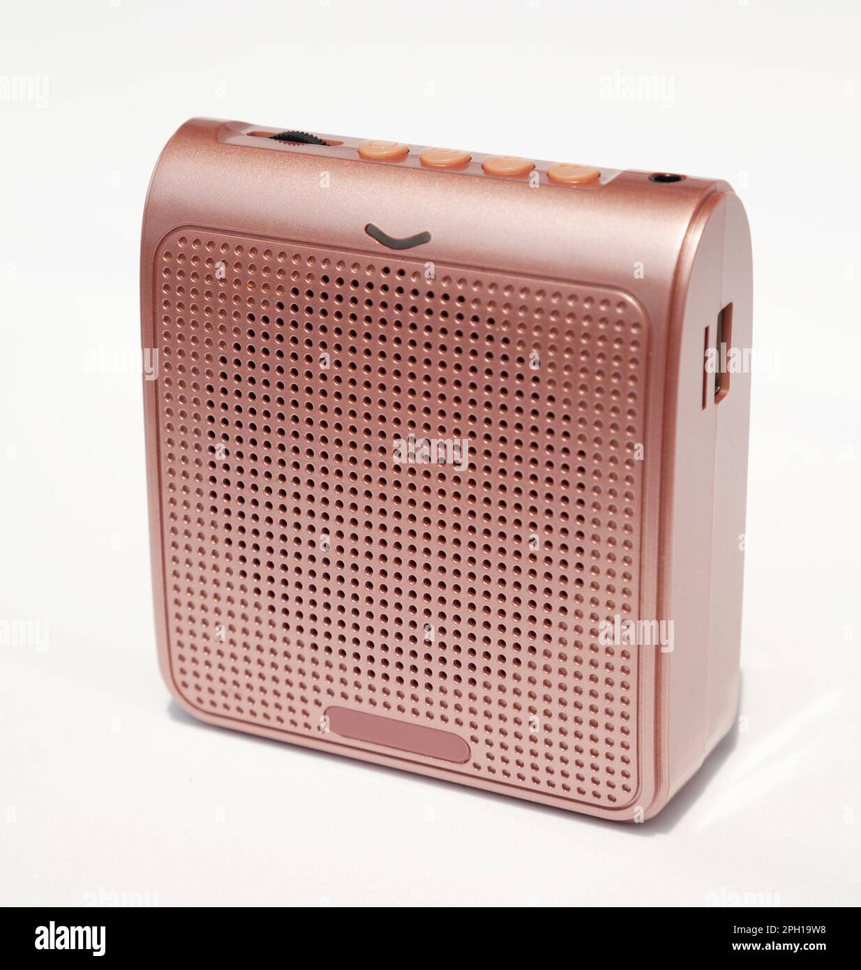 Mini amplificatore vocale wireless per insegnanti, pullman, guide turistiche e presentazioni. Dispositivo portatile rosa con Voice Booster isolato su bianco Foto Stock
