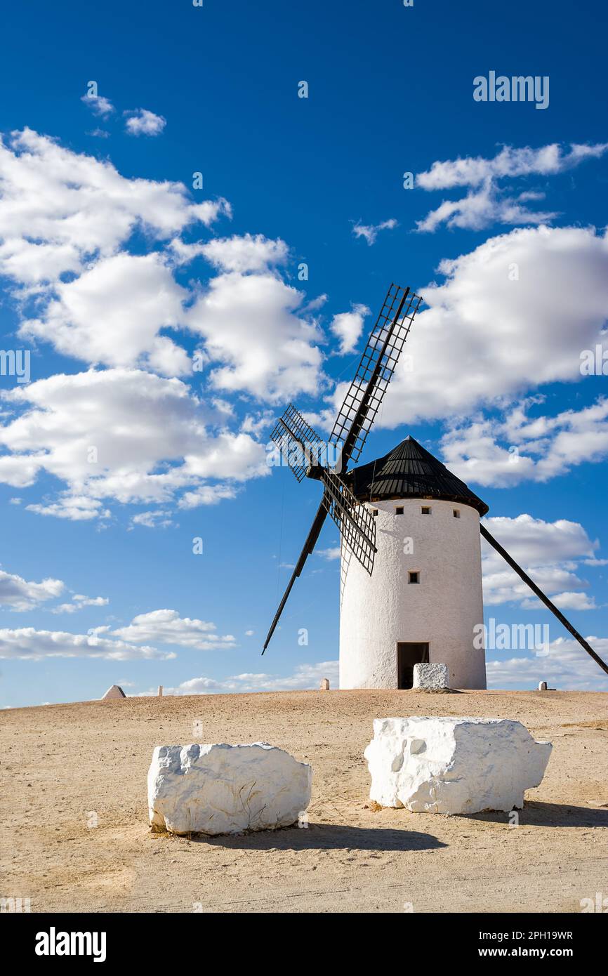 Antico mulino a vento in campo de Criptana, Spagna, definito in Cervantes 'Don Chisciotte 'i Giganti' Foto Stock