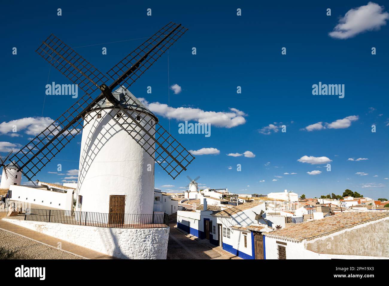 Antichi mulini a vento vicino alle case di campo de Criptana, Spagna, definito nel Don Chisciotte di Cervantes 'i Giganti' Foto Stock