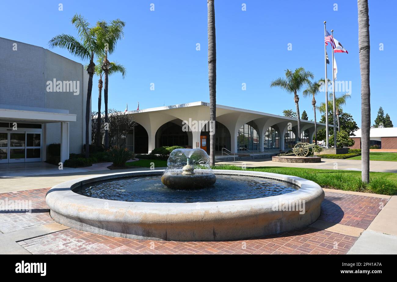 ORANGE, CALIFORNIA - 24 MAR 2023: Città di Orange Civic Center, con fontana in primo piano. Foto Stock