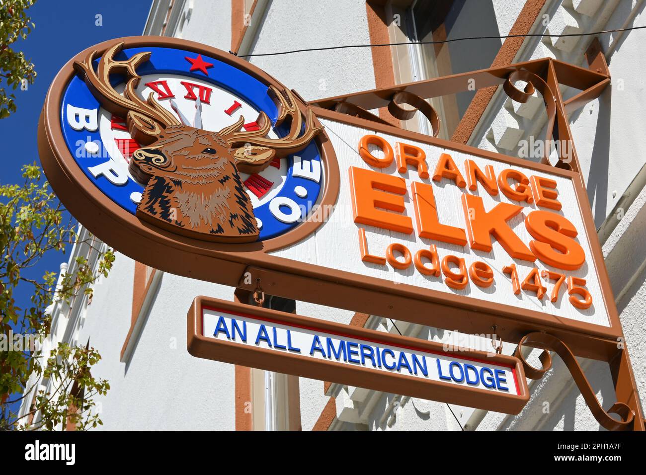 ORANGE, CALIFORNIA - 24 MAR 2023: Primo piano del cartello Orange Elks Lodge 1475, nel centro di Orange. Foto Stock