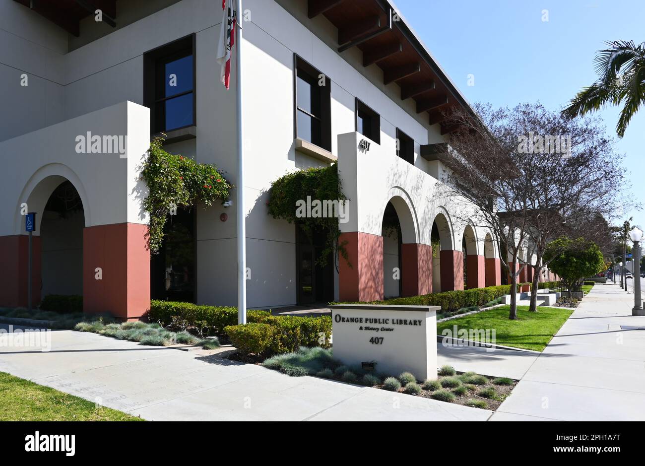 ORANGE, CALIFORNIA - 24 MARZO 2023: La Biblioteca pubblica e Centro didattico di Orange, su Chapman Avenue di fronte al Centro Civico. Foto Stock