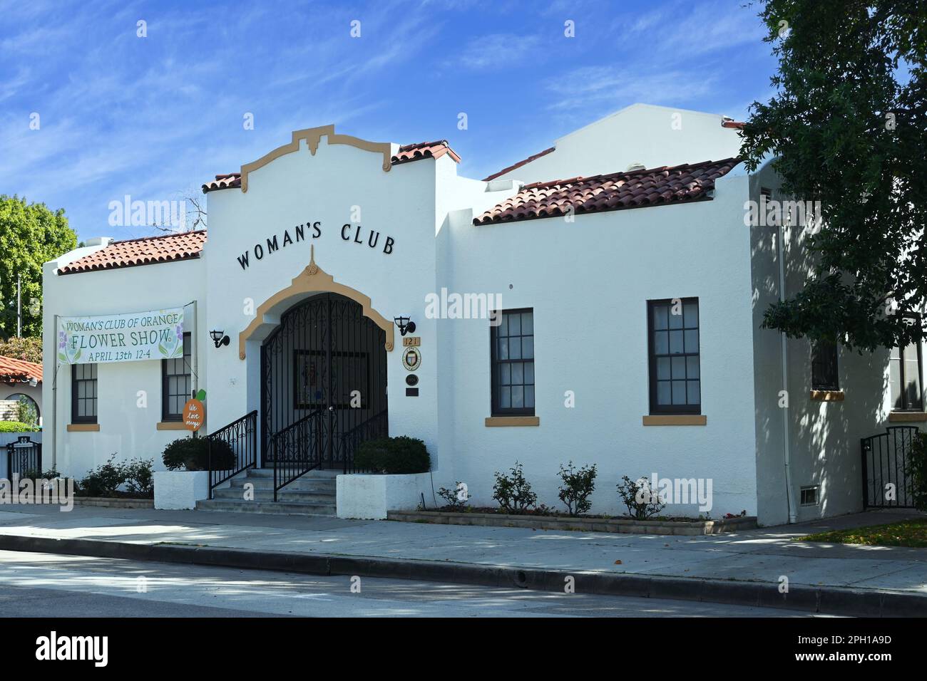 ORANGE, CALIFORNIA - 24 MAR 2023: Il Womans Club Event Center a Old Towne Orange, un luogo storico con posti a sedere al coperto per 250 persone, un luogo meraviglioso Foto Stock