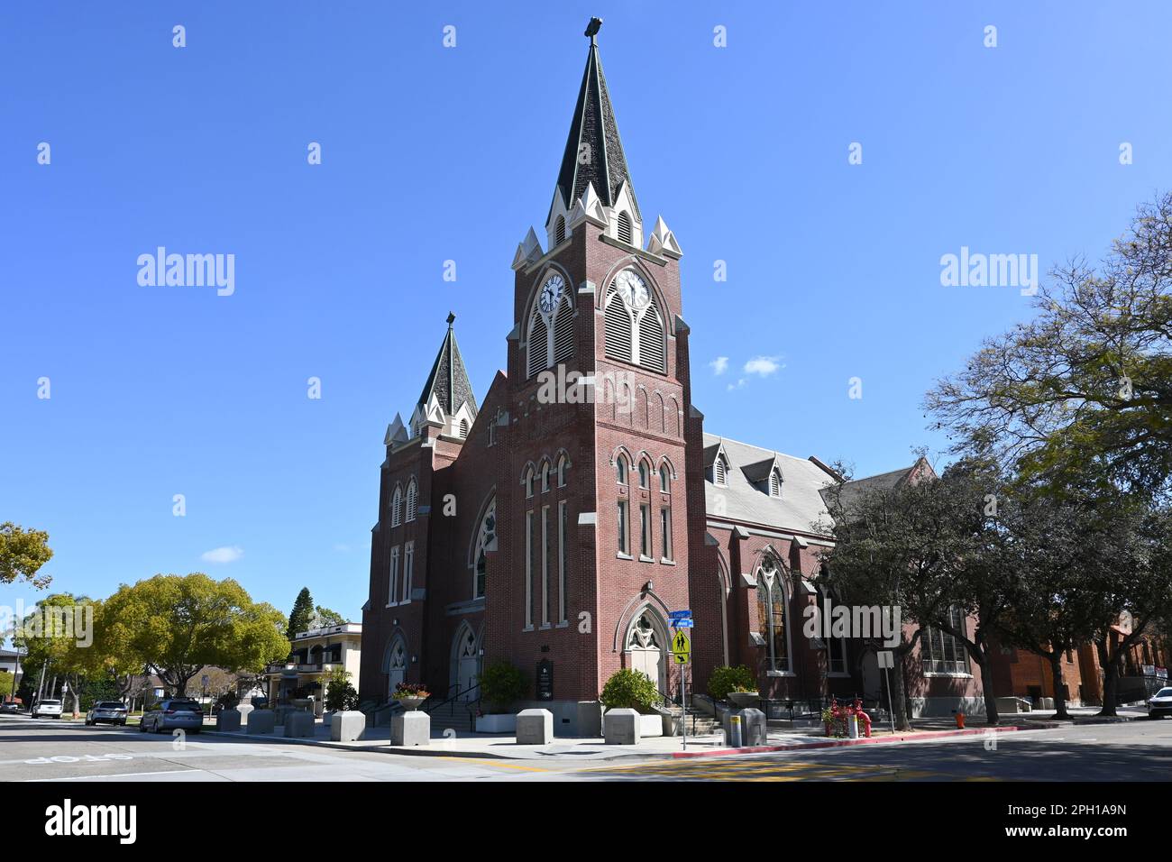 ORANGE, CALIFORNIA - 24 MAR 2023: Il St. Johns Lutheran Church, fondata nel 1882, costruita nel 1913-14, si trova nella città vecchia. Foto Stock