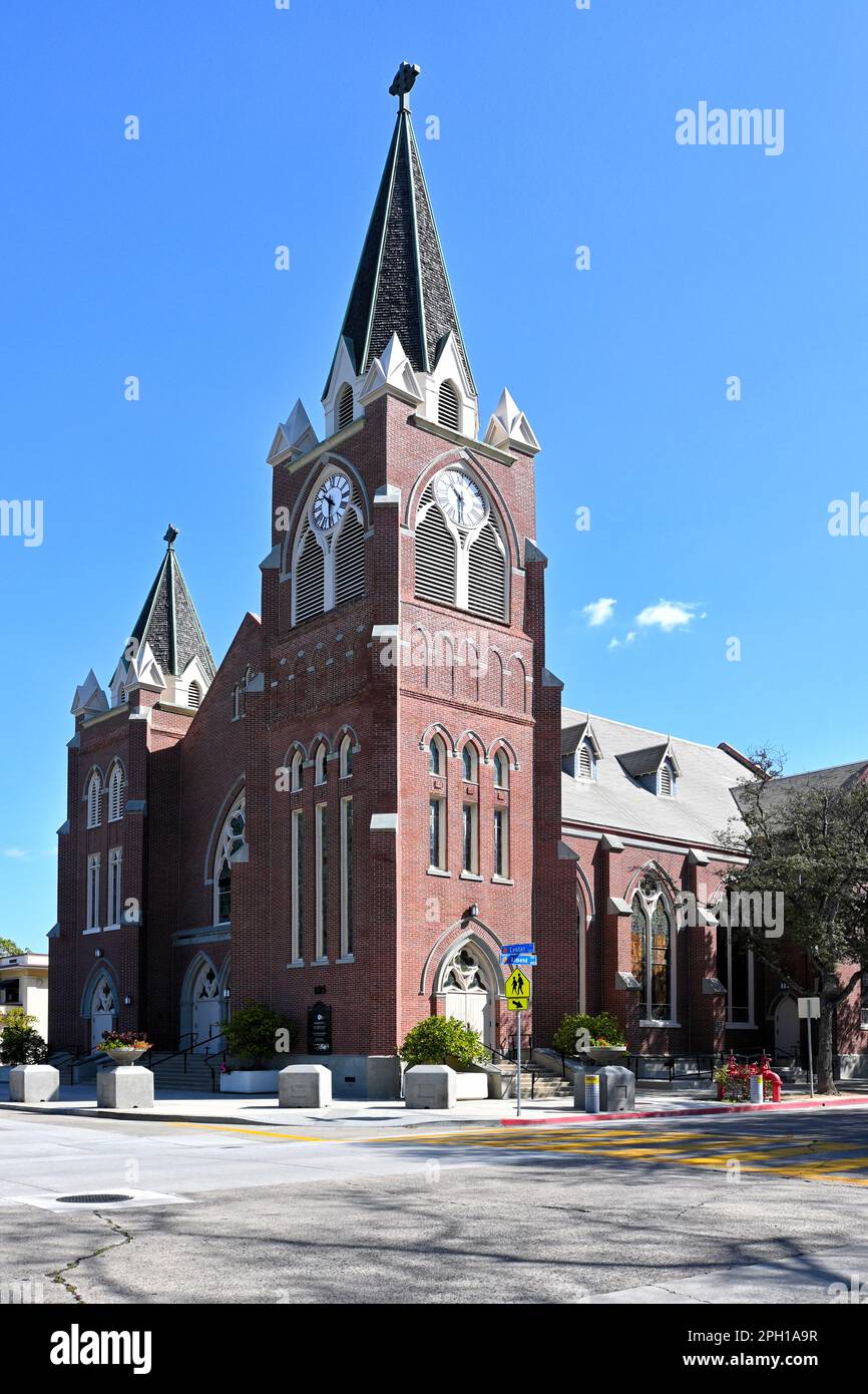 ORANGE, CALIFORNIA - 24 MAR 2023: Il St. Johns Lutheran Church, fondata nel 1882, costruita nel 1913-14, si trova nella città vecchia. Foto Stock
