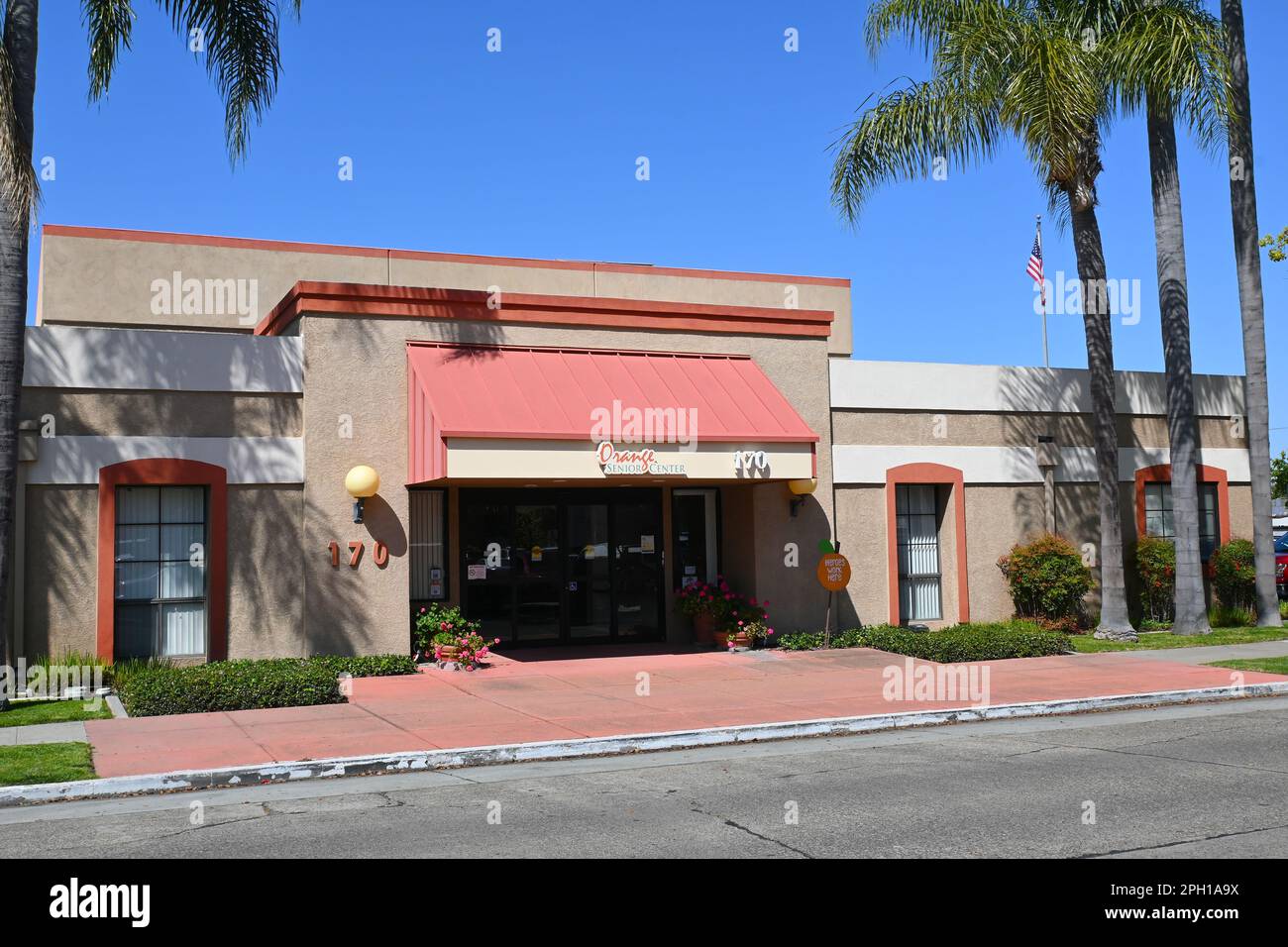 ORANGE, CALIFORNIA - 24 MAR 2023: La città di Orange Senior Center, su Olive Street nel quartiere storico di Old Towne. Foto Stock