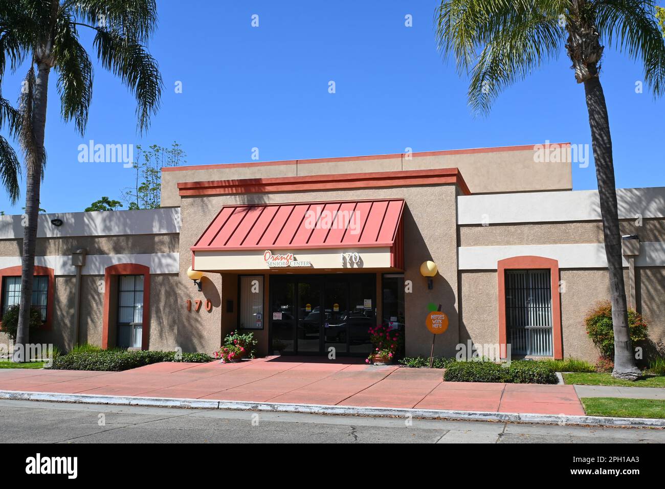 ORANGE, CALIFORNIA - 24 MAR 2023: La città di Orange Senior Center, su Olive Street nel quartiere storico di Old Towne. Foto Stock