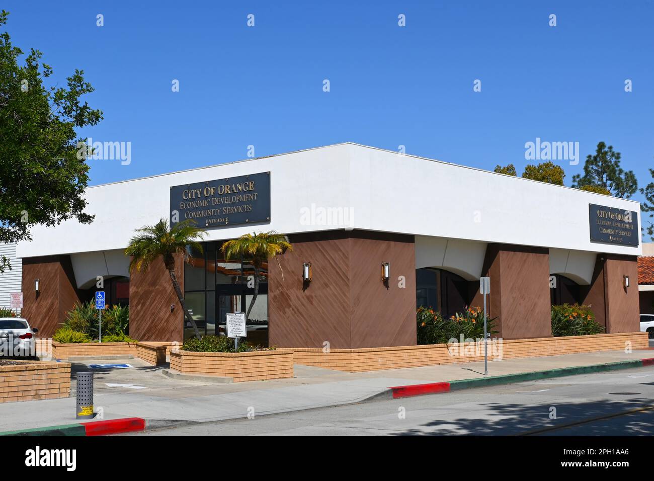 ORANGE, CALIFORNIA - 24 MAR 2023: La città di Orange Economic Development Community Services Building nel Centro Civico. Foto Stock