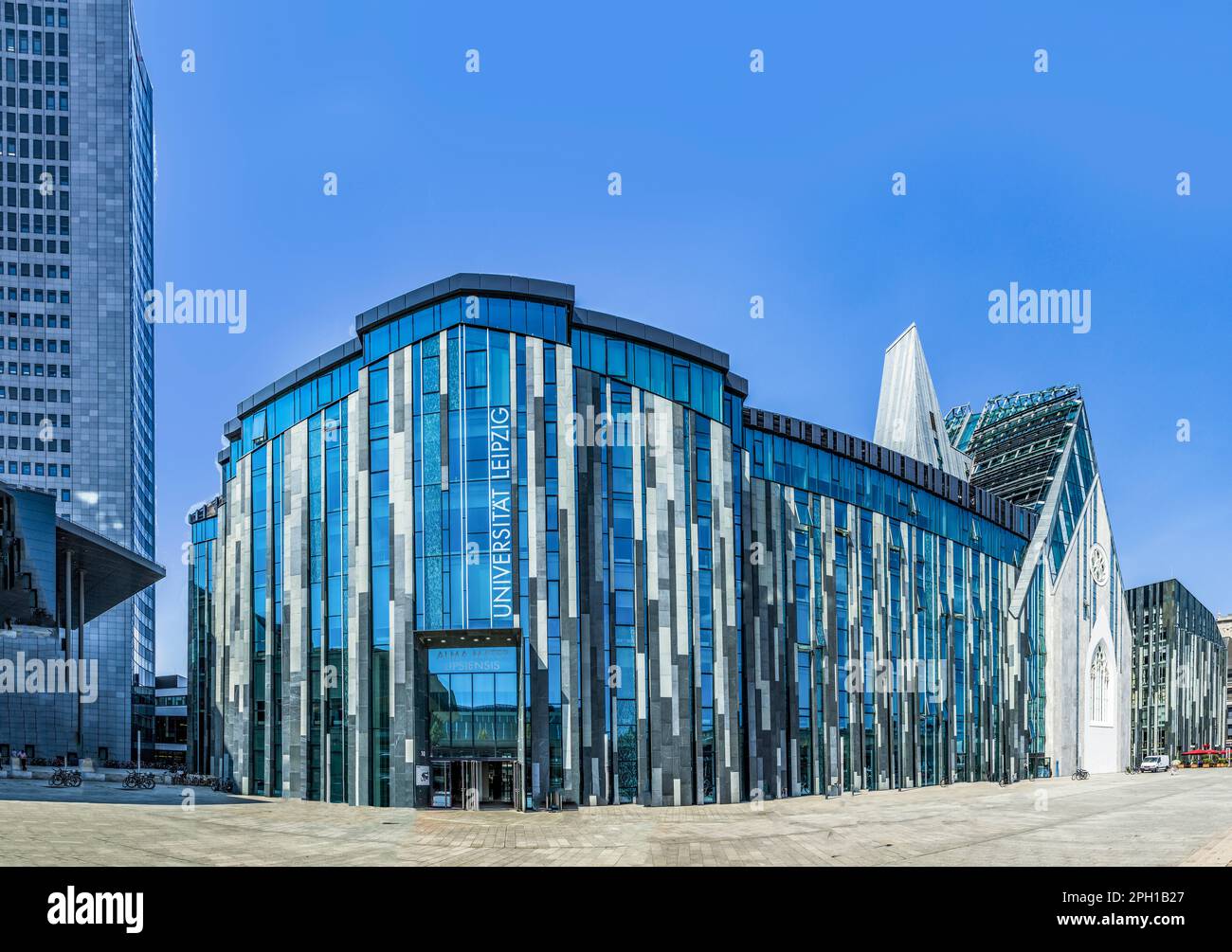 Lipsia, Germania - 4 agosto 2015: Studenti di fronte alla moderna Università di Lipsia in una calda giornata estiva. Foto Stock
