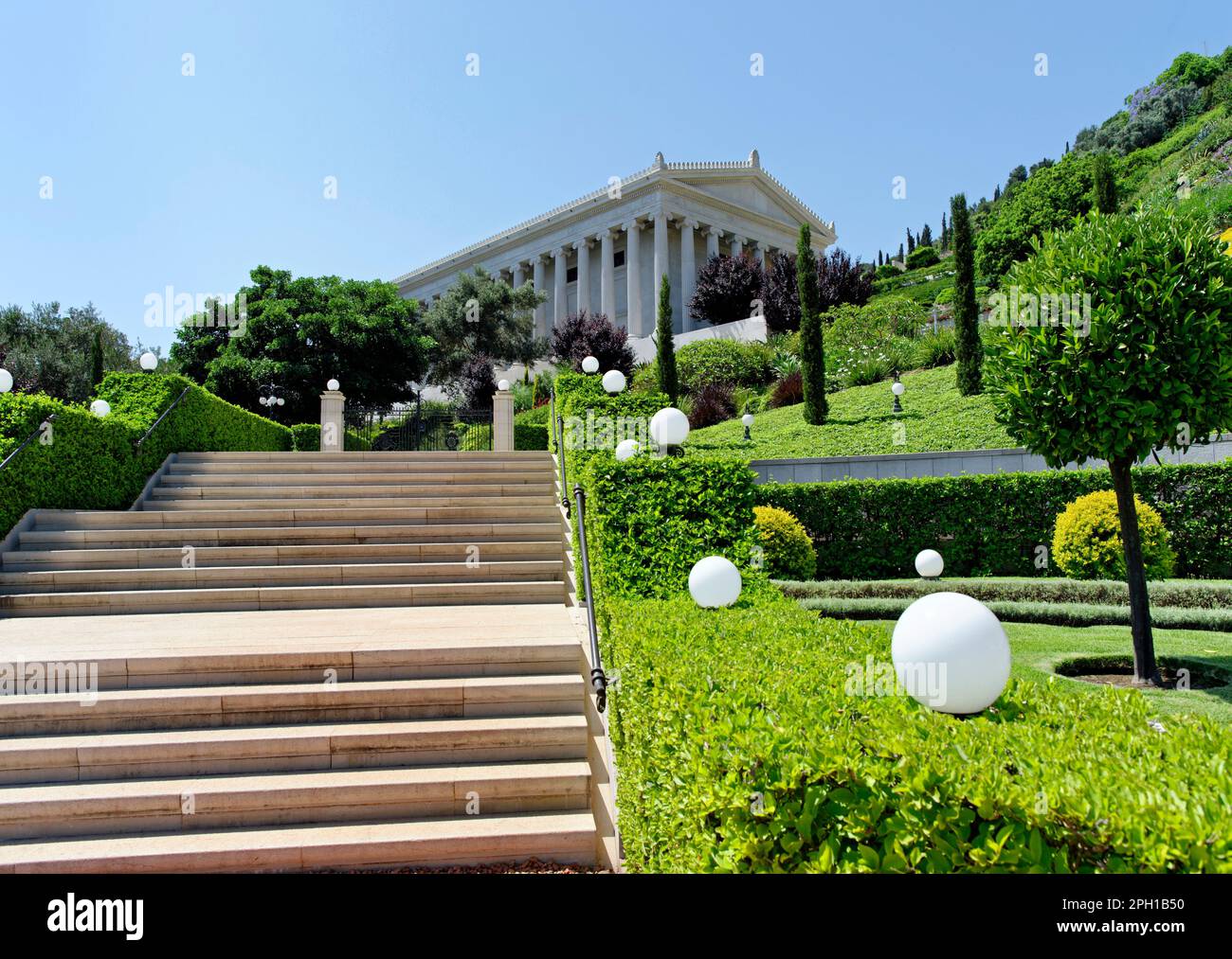 Foto del giardino del Bahai World Centre sul versante del Carmelo con l'edificio dell'Archivio Internazionale di Haifa, Israele Foto Stock