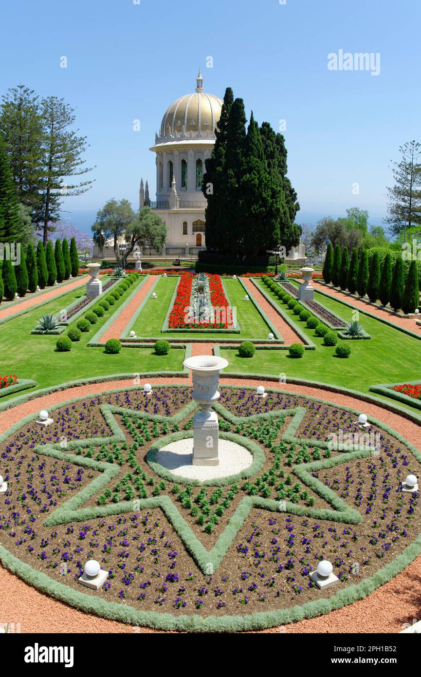 Foto del giardino del centro del mondo di Bahai con il Santuario del Bab a Haifa, Israele Foto Stock