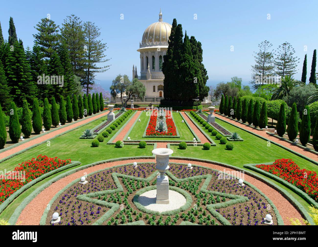 Foto del giardino del centro del mondo di Bahai con il Santuario del Bab a Haifa, Israele Foto Stock