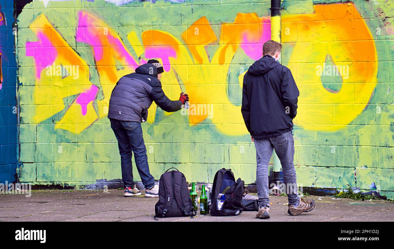 Glasgow, Scozia, Regno Unito 25tht marzo 2023. La ristrutturazione dei graffiti della passerella Clyde ha visto il sentiero coperto d'arte accanto al fiume dipinto mentre i guerrieri della bomba spray rivale ricoprono le loro opere d'arte rivali mentre i turisti bemused guardano. Credit Gerard Ferry/Alamy Live News Foto Stock