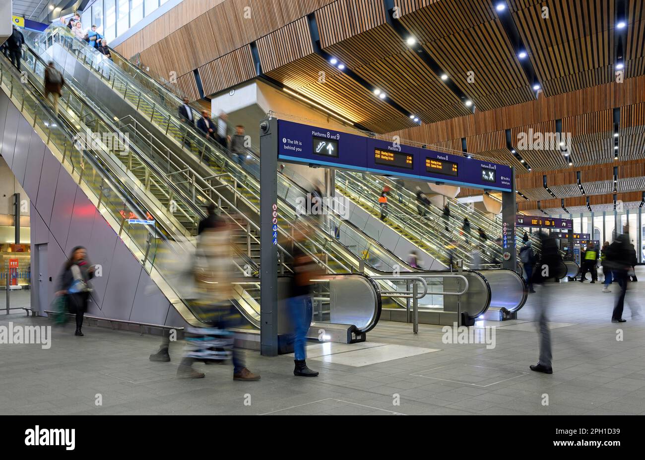 Londra, Regno Unito: Persone nella stazione ferroviaria di London Bridge con sfocatura del movimento. Stazione di concorrenza con scale mobili a platforms.Transport hub in Greater London. Foto Stock