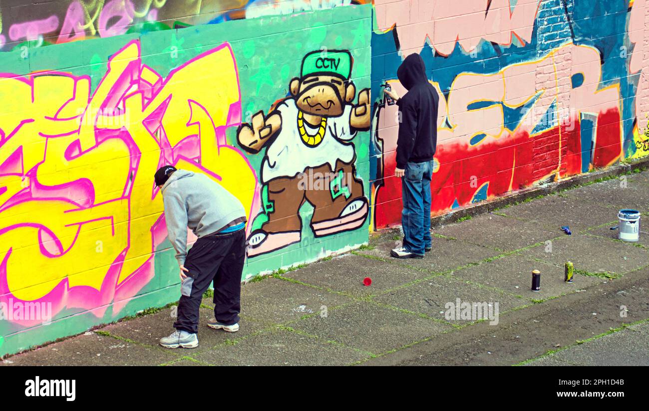 Glasgow, Scozia, Regno Unito 25tht marzo 2023. La ristrutturazione dei graffiti della passerella Clyde ha visto il sentiero coperto d'arte accanto al fiume dipinto mentre i guerrieri della bomba spray rivale ricoprono le loro opere d'arte rivali mentre i turisti bemused guardano. Credit Gerard Ferry/Alamy Live News Foto Stock