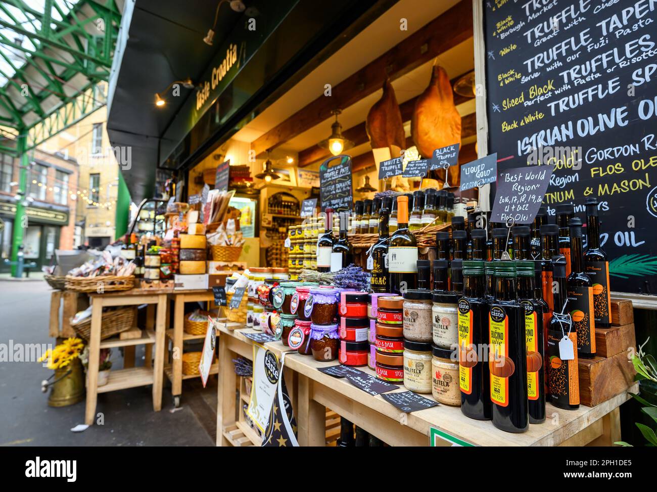 Londra, Regno Unito: Uno stallo in Borough Market. Questo famoso e storico mercato alimentare e' stato commerciato in questo luogo dal 1756. Profondità di campo bassa. Foto Stock