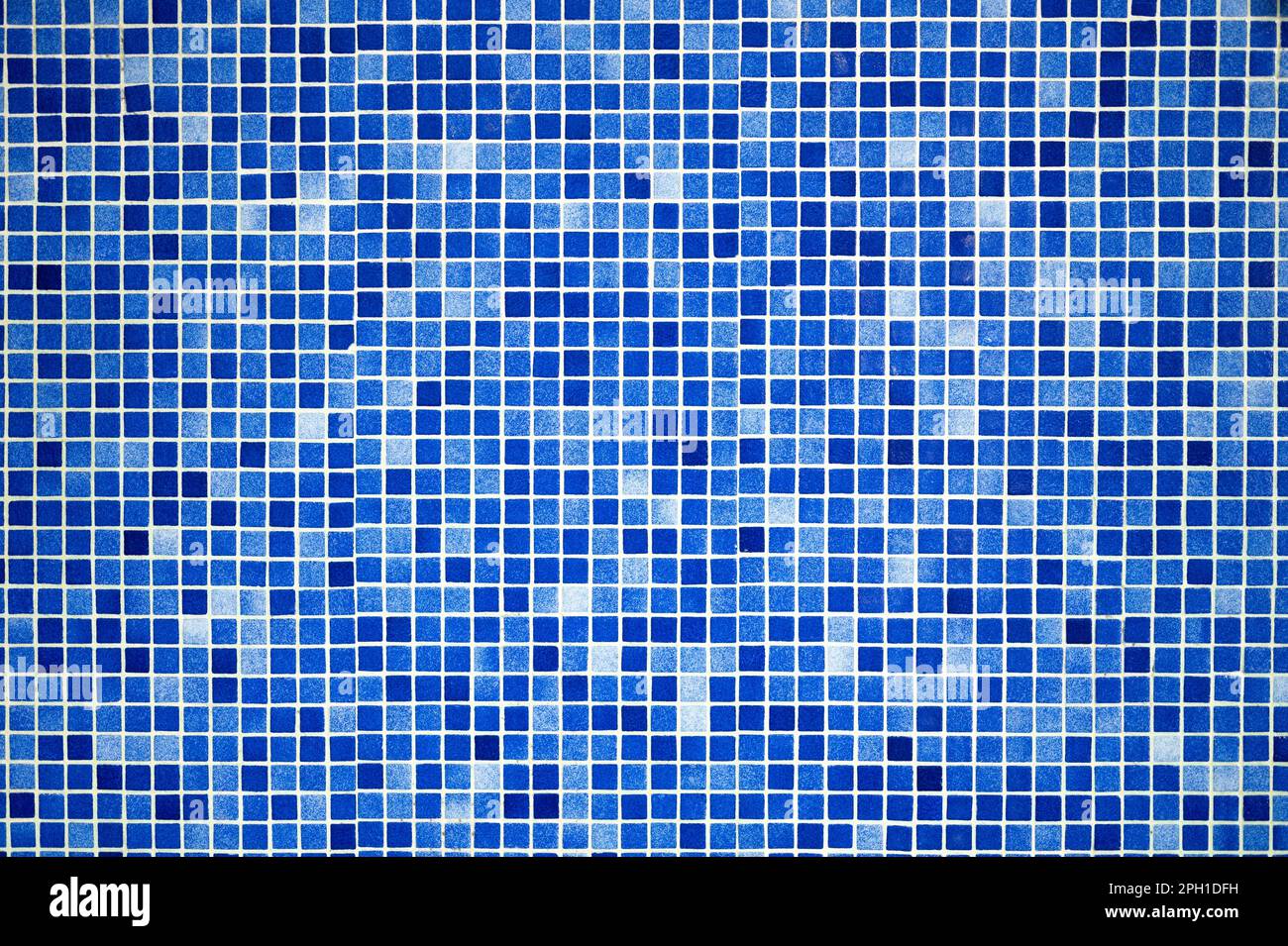 Vista ravvicinata dello sfondo blu a forma di mattonelle quadrate. Parete da bagno decorata in vero turchese Foto Stock