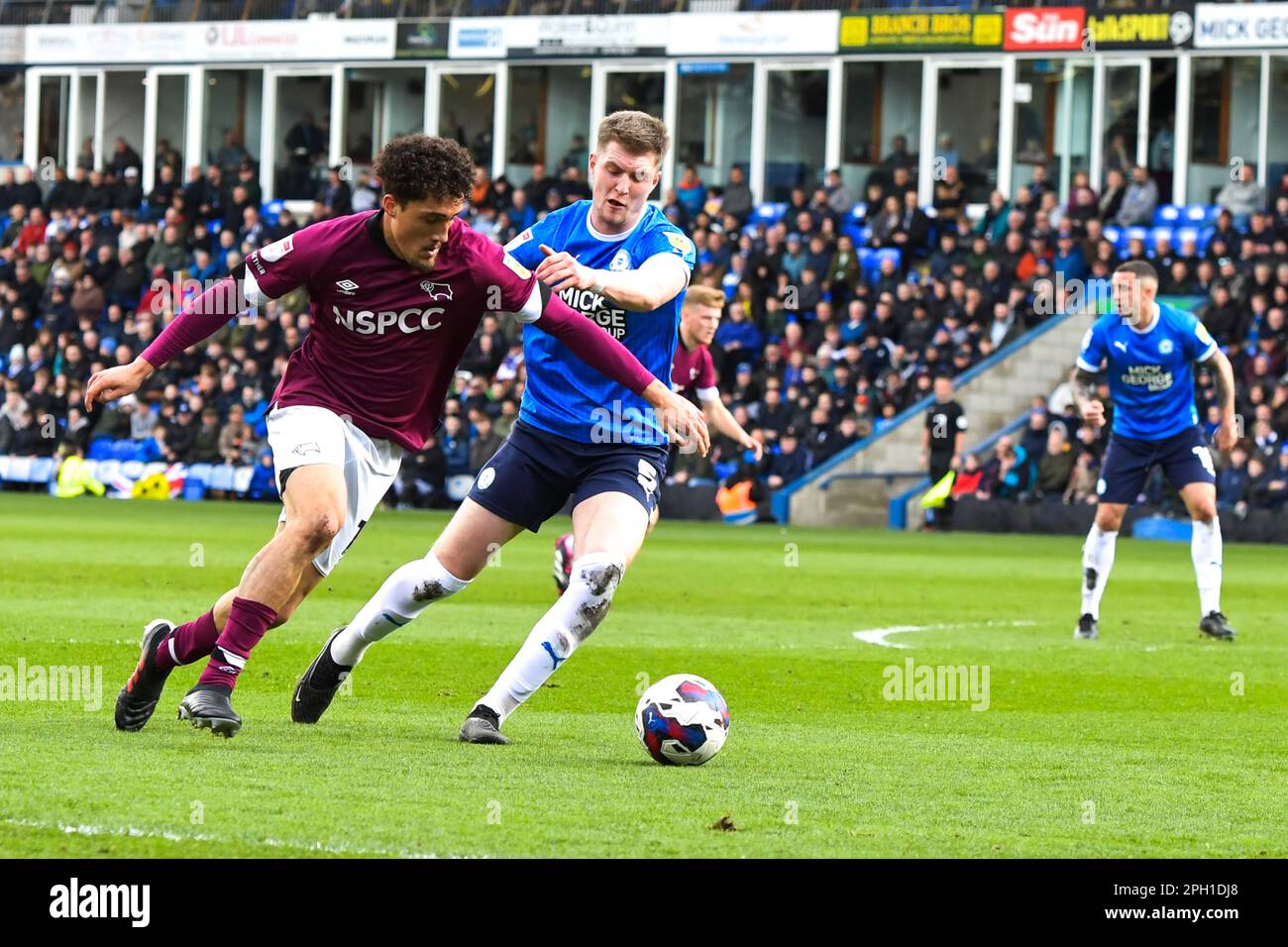 Peterborough, Regno Unito. 25th marzo, 2023. Haydon Roberts (15 Derby) sfidato da Josh Knight (5 Peterborough United) durante la partita della Sky Bet League 1 tra Peterborough e Derby County a London Road, Peterborough sabato 25th marzo 2023. (Foto: Kevin Hodgson | NOTIZIE MI) Credit: NOTIZIE MI & Sport /Alamy Live News Foto Stock