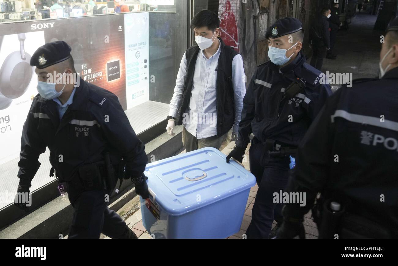 Gli ufficiali del Dipartimento di sicurezza Nazionale e delle Dogane hanno cercato una fiera del Capodanno lunare a Ginza Plaza a Mong Kok. Gli agenti di polizia hanno arrestato sei sospetti per presunta sedizione per la produzione e la vendita di un libro con una copertina che mostra scontri durante la saga del disegno di legge dell'estradizione. 17JAN23 SCMP / Sam Tsang Foto Stock