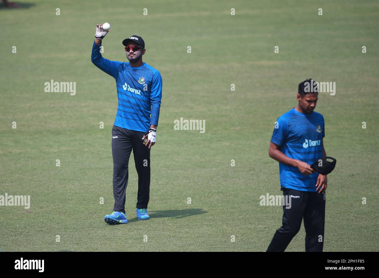 Il nuovo volto Jakir Ali riceve un appello per il T20I mentre il Bangladesh T20I Cricket Team partecipa alla pratica allo stadio Zahur Ahmed Chowdhury, Sagorika, Chattogram, Banglad Foto Stock