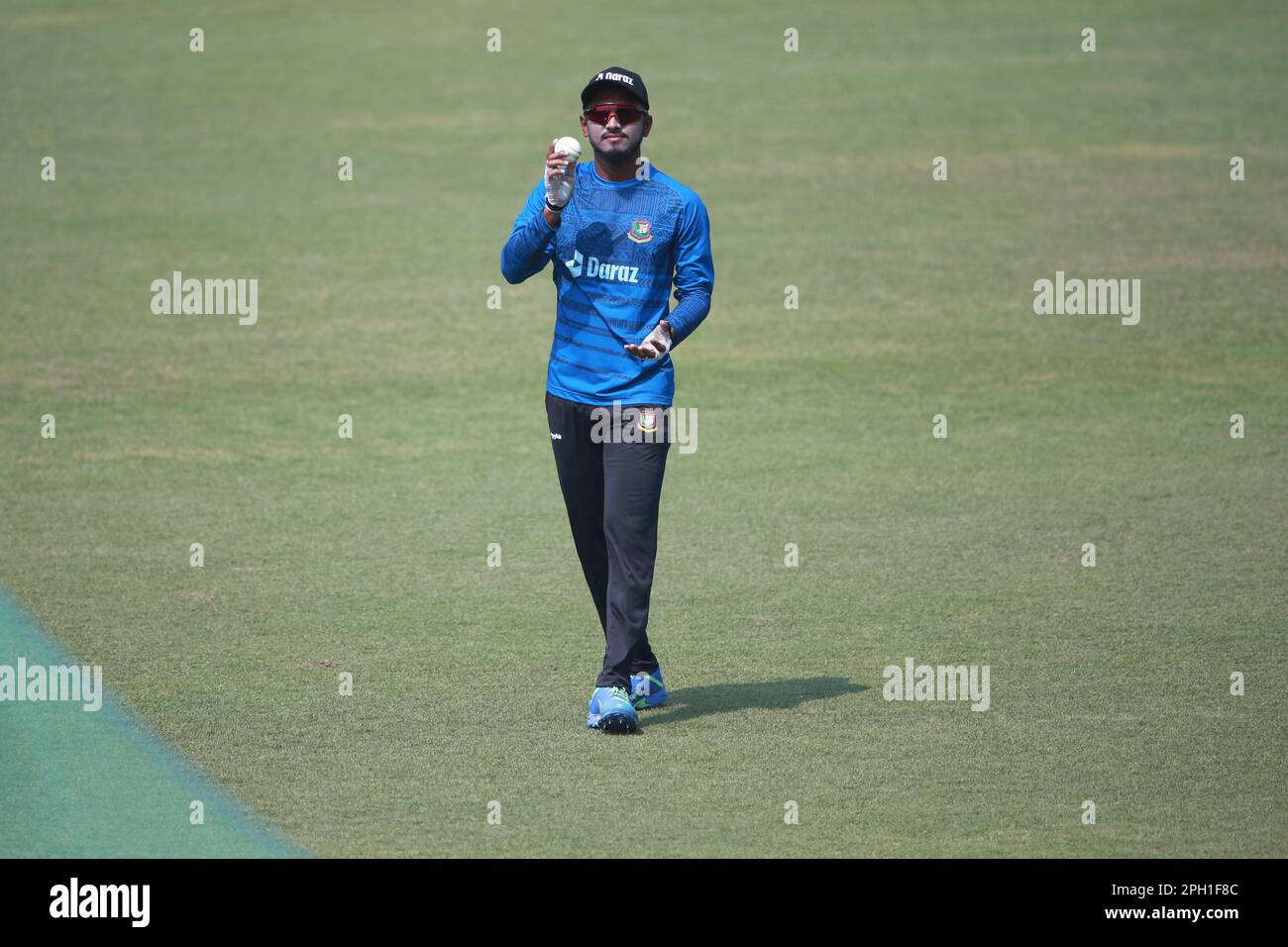 Il nuovo volto Jakir Ali riceve un appello per il T20I mentre il Bangladesh T20I Cricket Team partecipa alla pratica allo stadio Zahur Ahmed Chowdhury, Sagorika, Chattogram, Banglad Foto Stock