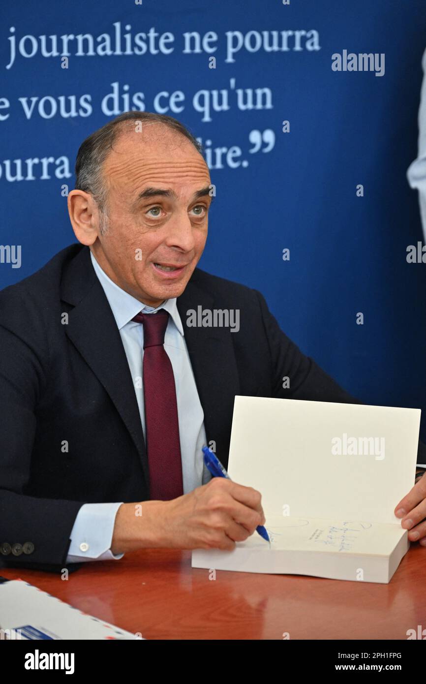 Eric Zemmour, presidente del partito di estrema destra Reconquete, firma autografi per il suo nuovo libro JE n ai pas dit mon dernier mot, a Villeurbanne, vicino Lione, Francia il 25 marzo 2023. Foto di Julien Reynaud/APS-Medias/ABACAPRESS.COM Foto Stock