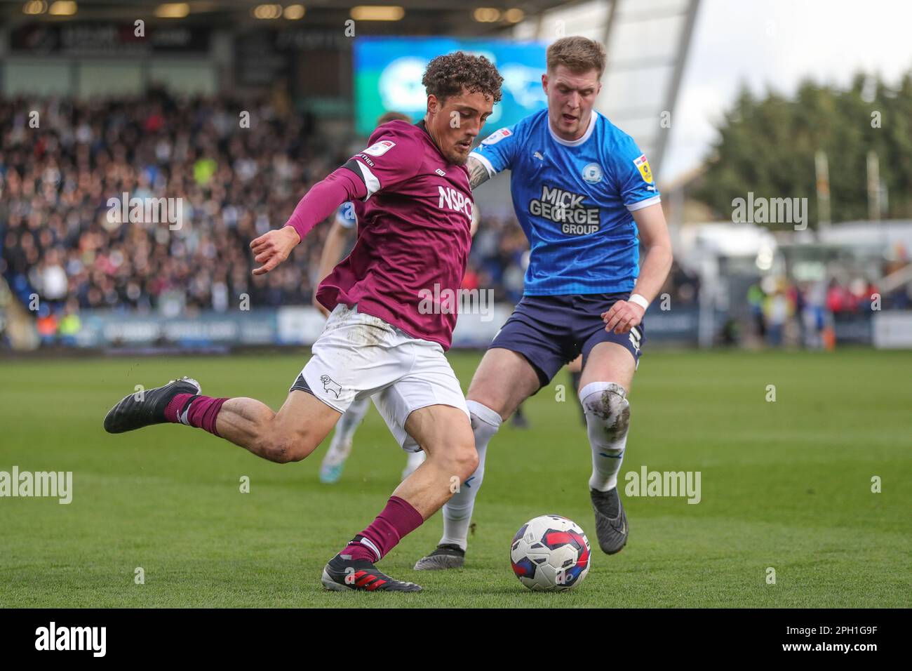 Peterborough, Regno Unito. 25th Mar, 2023. Haydon Roberts #15 di Derby County attraversa la palla durante la partita della Sky Bet League 1 Peterborough vs Derby County al Weston Homes Stadium, Peterborough, Regno Unito, 25th marzo 2023 (Photo by Alfie Cosgrove/News Images) a Peterborough, Regno Unito il 3/25/2023. (Foto di Alfie Cosgrove/News Images/Sipa USA) Credit: Sipa USA/Alamy Live News Foto Stock