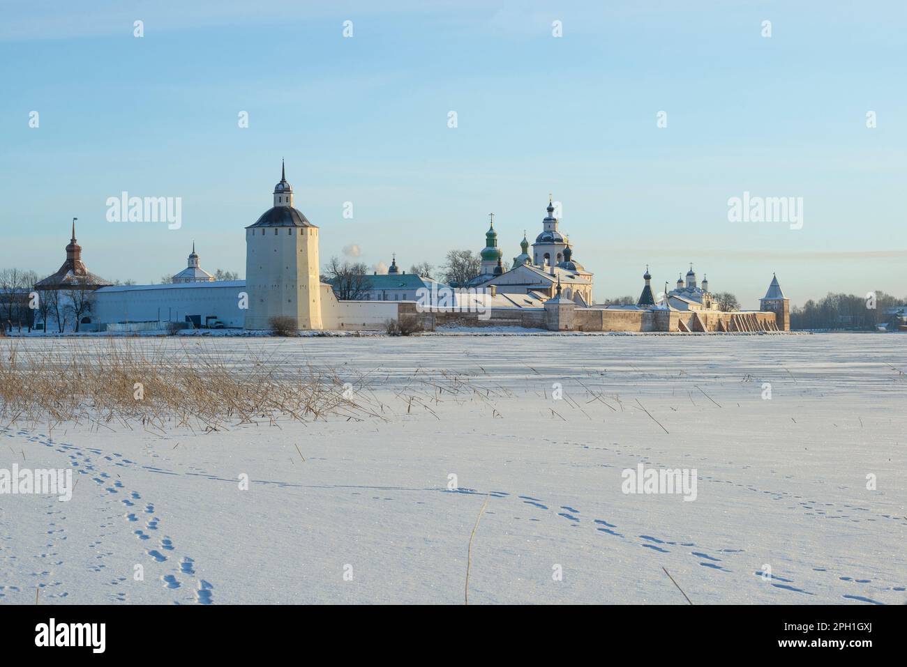 Antico monastero di Kirillo-Belozersky in un paesaggio invernale in una giornata gelida di dicembre. Kirillov. Regione di Vologda, Russia Foto Stock