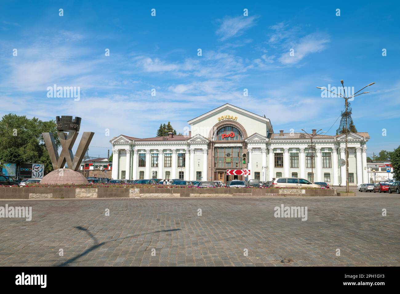 VYBORG, RUSSIA - 02 LUGLIO 2022: Giorno di sole di luglio sulla piazza della stazione Foto Stock