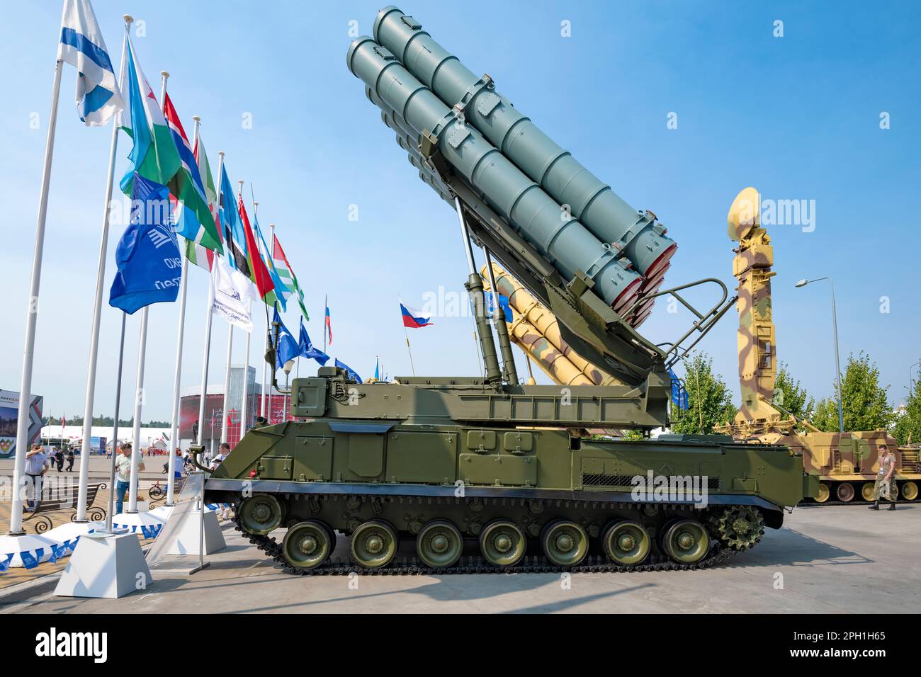 REGIONE DI MOSCA, RUSSIA - 18 AGOSTO 2022: 9A316ME lanciatore del sistema missilistico anti-aereo Viking in posizione dispiegata. Mostra internazionale mi Foto Stock