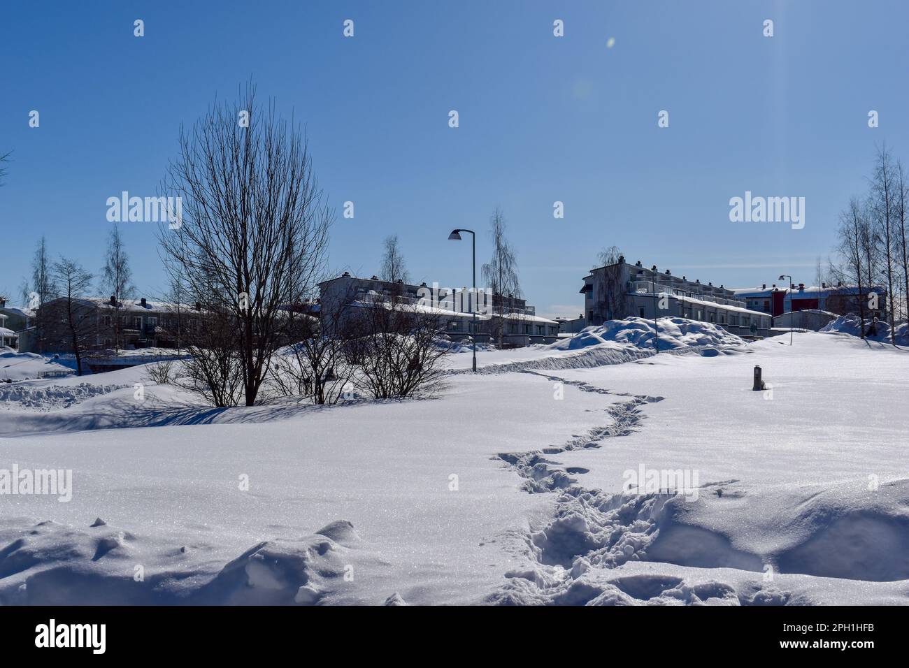 Un'area residenziale nella Svezia invernale. Tombo in Umea Vasterbotten. Foto Stock